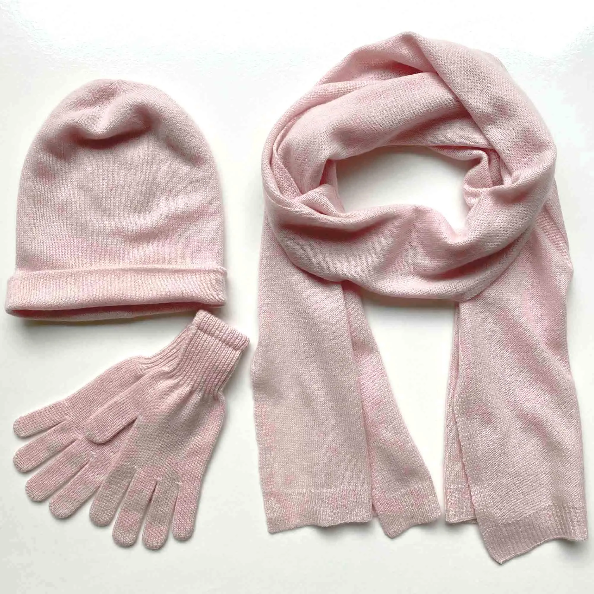 Cashmere hat, scarf and gloves set in pale pink