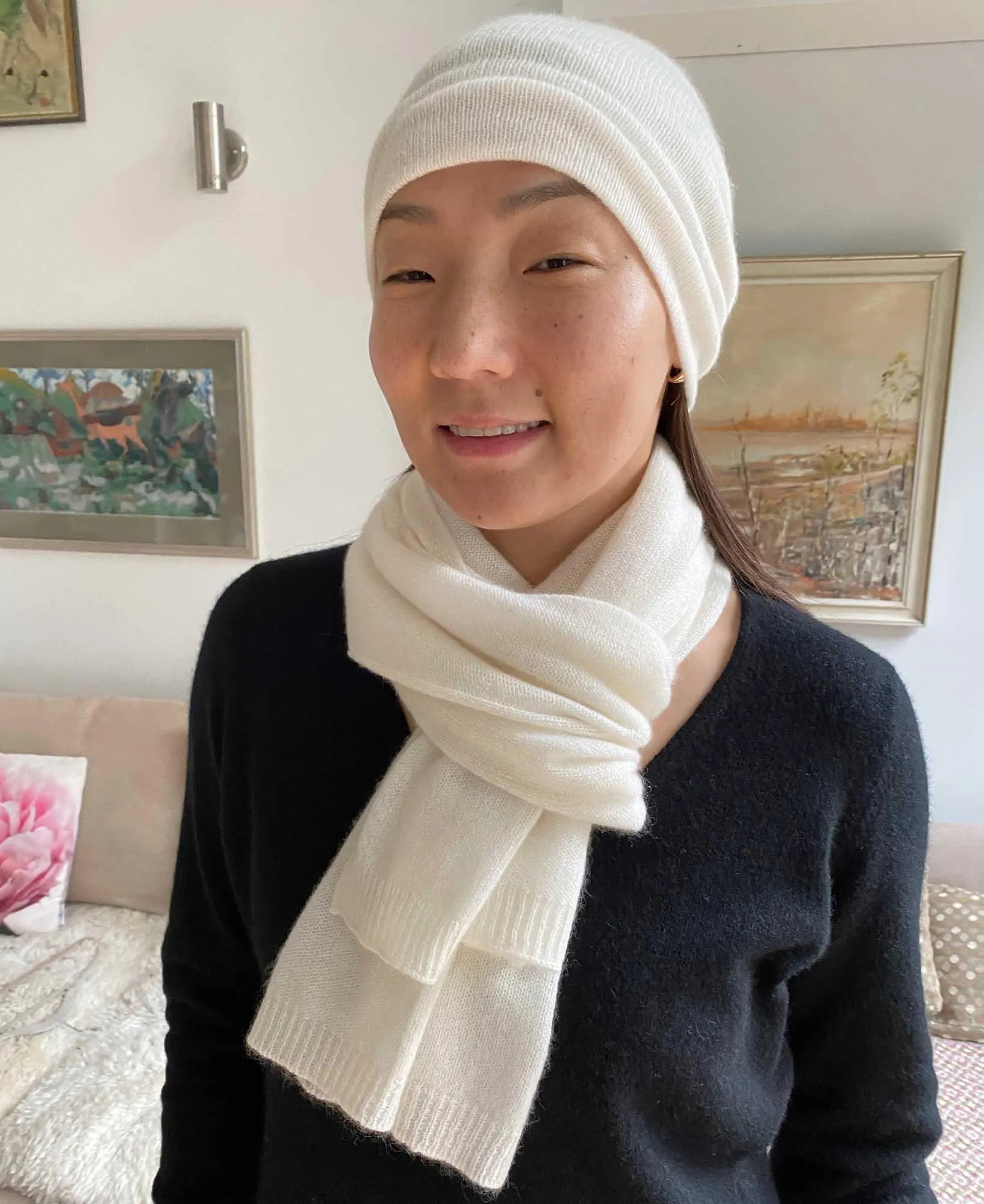 Cashmere hat, scarf and gloves set in white